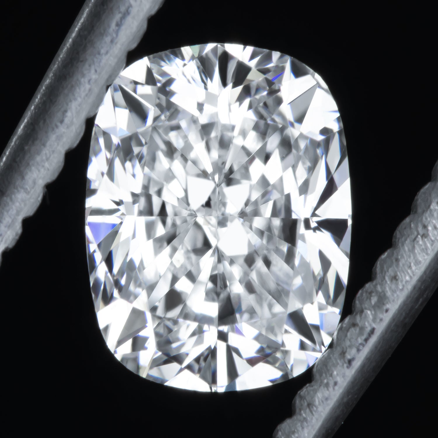 LAB CREATED DIAMOND E VS1 IGI CERTIFIED ELONGATED CUSHION