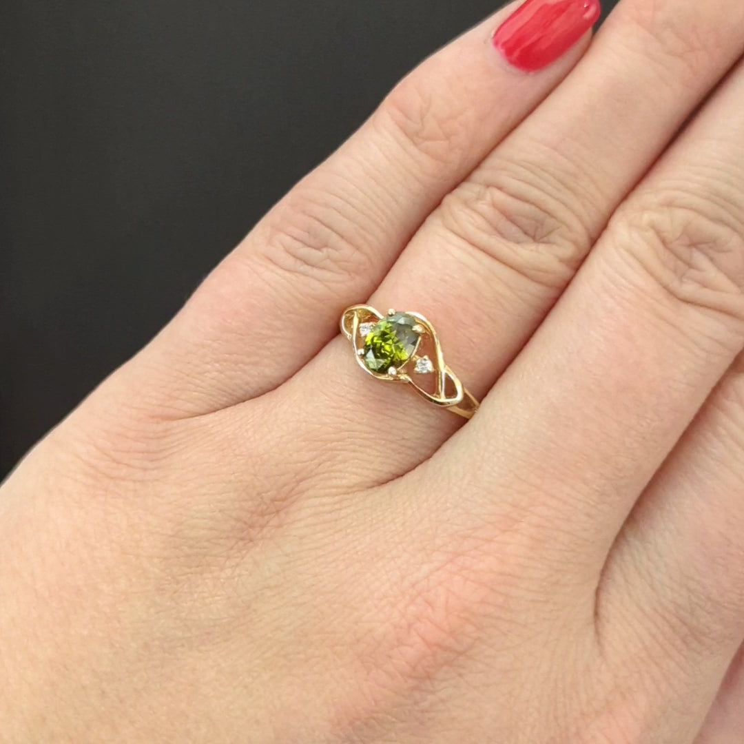 PERIDOT 10k YELLOW GOLD COCKTAIL RING SWIRL ESTATE JEWELRY GREEN GEMSTONE GIFT