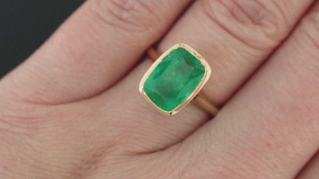 NATURAL EMERALD SOLITAIRE 14k YELLOW GOLD BEZEL ELONGATED