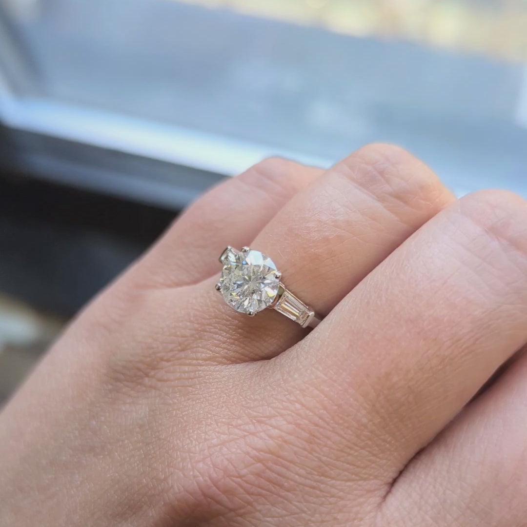 2.70ct E-F SI3 ROUND CUT DIAMOND ENGAGEMENT RING PLATINUM CLASSIC BAGUETTE 2.5ct