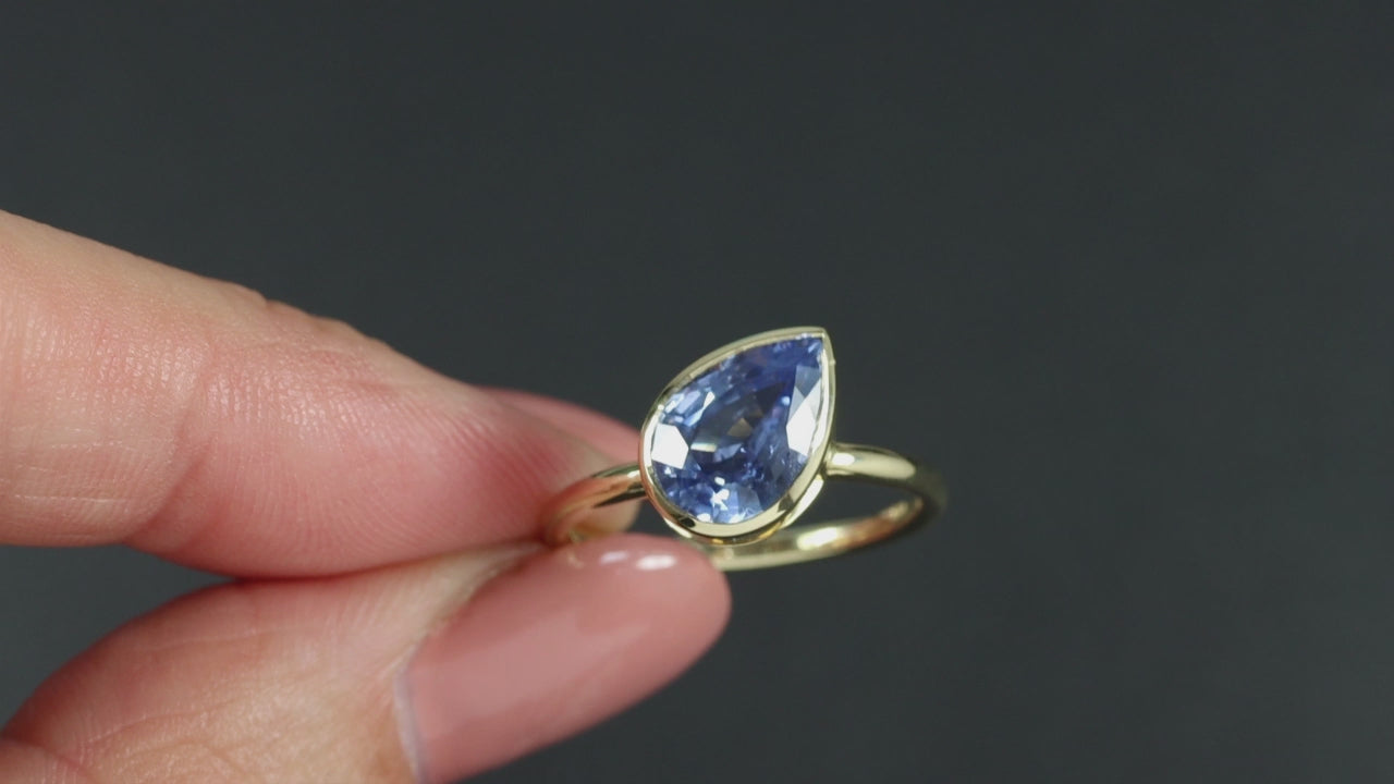  2.71c TILTED BLUE SAPPHIRE RING CEYLON PEAR SHAPE BEZEL SOLITAIRE COCKTAIL GOLD