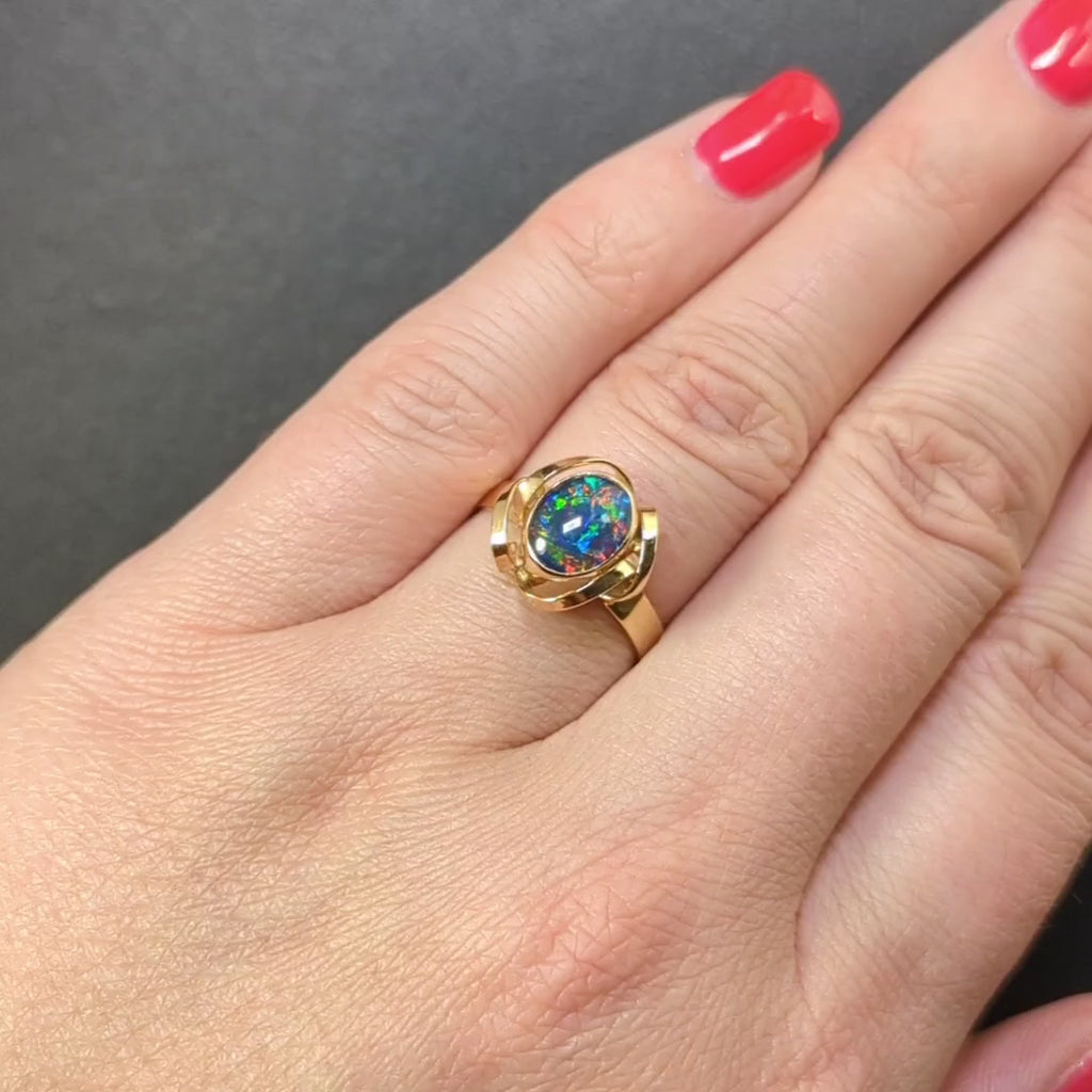 VINTAGE BLACK OPAL COCKTAIL RING YELLOW GOLD BEZEL SWIRL SOLITAIRE ESTATE OVAL