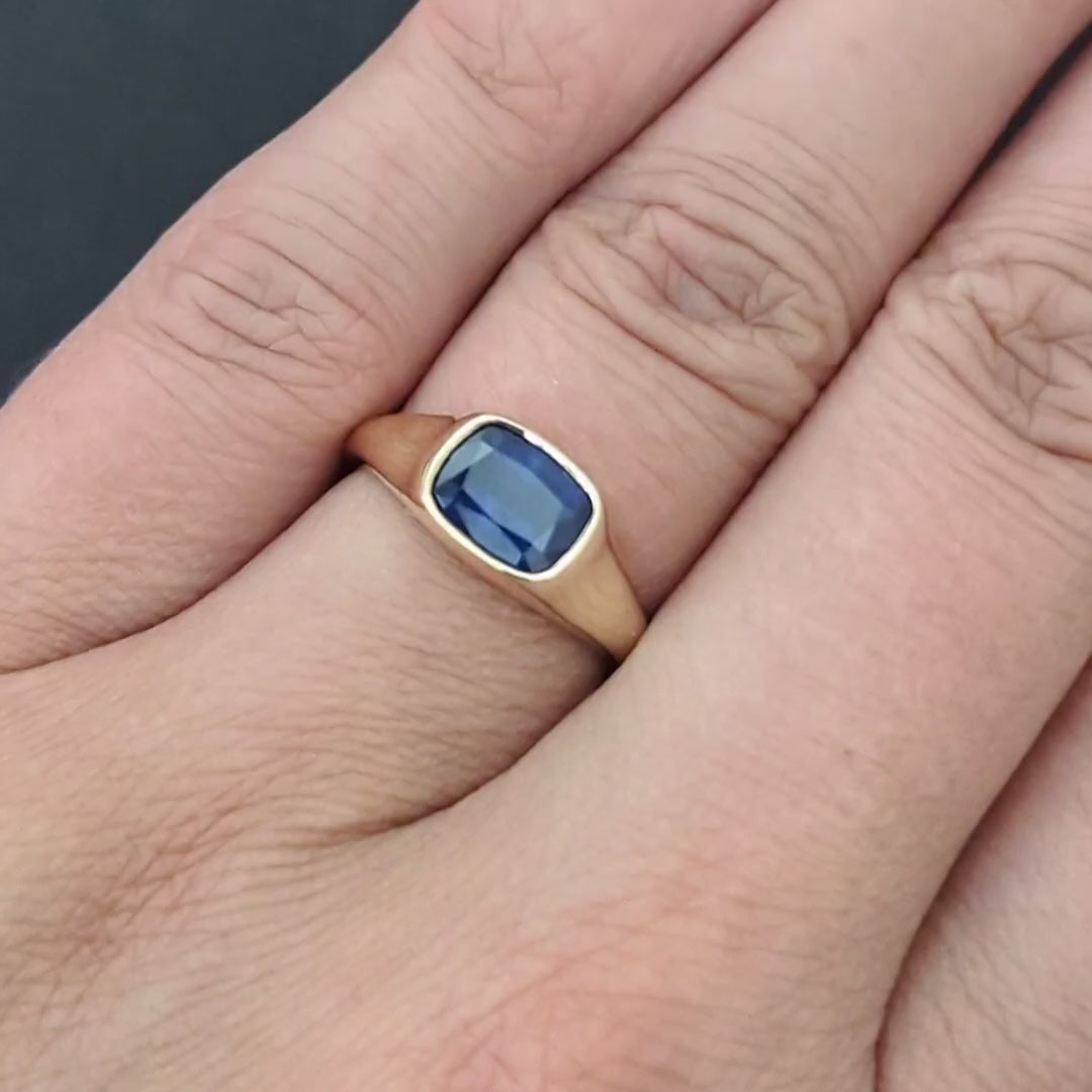 1.70c SAPPHIRE SIGNET RING EAST WEST CUSHION SHAPE 14k YELLOW GOLD BEZEL NATURAL