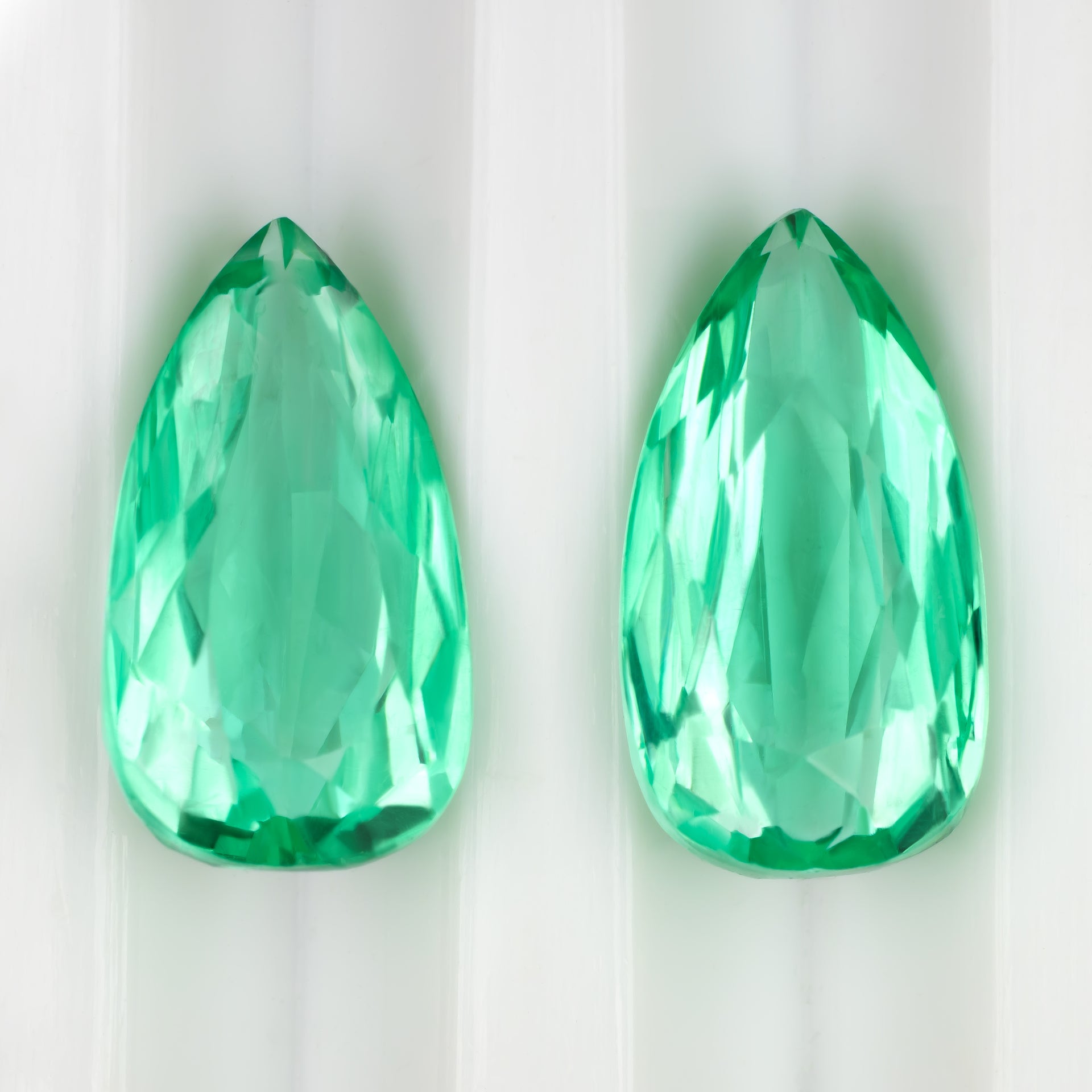 COLOMBIAN EMERALD PAIR PEAR SHAPE GIA CERTIFIED TEARDROP