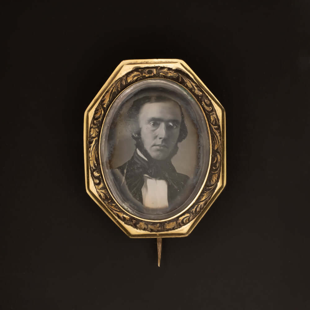 ANTIQUE DAGUERREOTYPE PHOTO PIN VINTAGE PORTRAIT YELLOW GOLD PENDANT VICTORIAN Ivy & Rose