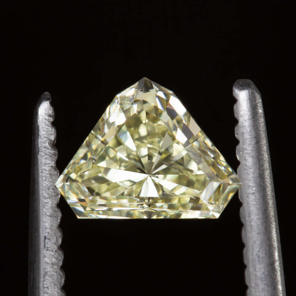 FANCY LIGHT YELLOW SHIELD CUT DIAMOND 0.84ct SUPERMAN TRILLION NATURAL LOOSE